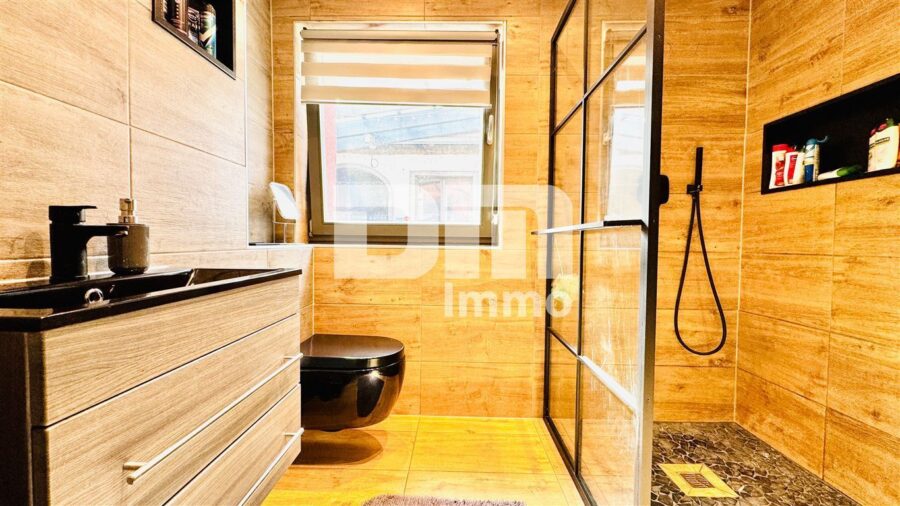 Schönes Wohnhaus mit Doppelgarage, Terrasse und Nebengelass in Traumlage - Badezimmer / Dusche ebenerdig